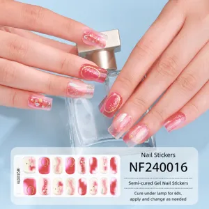 Adesivo per unghie in gel semi-polimerizzato con sfumatura rosa e lamina d'oro. Vista di dettaglio.