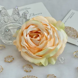 Gros plan de la tête de fleur de rose artificielle dégradée pour loisirs créatifs et déco.