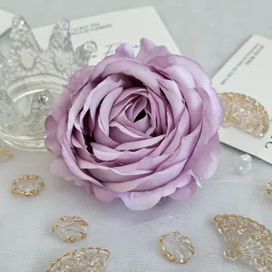 Détail de tête de rose artificielle violette, pivoine en tissu mariage bricolage déco gros plan