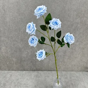 Détail en gros plan de tige de fleur de rose bleue artificielle à 6 têtes pour mariage maison