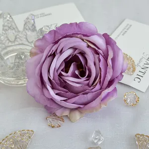 Gros plan détaillé de la tête de rose artificielle violette pour la mise en scène déco.