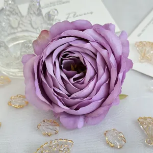 Détail de tête de pivoine artificielle violette, parfaite pour la déco de mariage et accessoires photo.