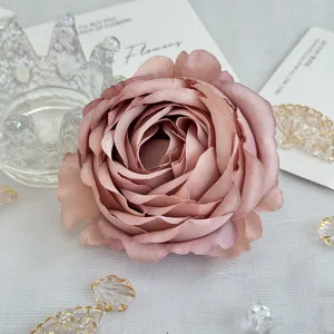 Gros plan détail de tête de fleur de pivoine artificielle à bords roulés pour mariage et décoration.