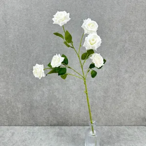 Détail de branche de rose blanche artificielle, tige de fleur en soie à 6 têtes pour déco et mariage.