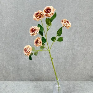 Vue détaillée de rose artificielle à 6 têtes, accessoire de décoration florale réaliste.
