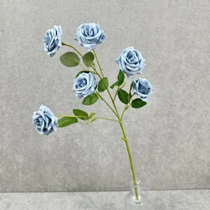 Détail de branche de fleur de rose bleue artificielle à 6 têtes, décor réaliste.