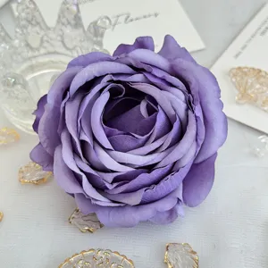 Gros plan détail de tête de rose artificielle violette pour déco de mariage et photo DIY.