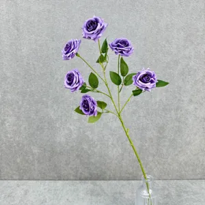 Vue de détail de roses violettes artificielles à 6 têtes avec feuilles vertes pour déco.