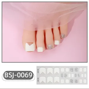 Dettaglio unghie dei piedi in gel semi-curato, design bianco e glitterato estivo.