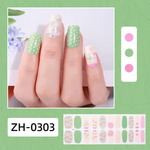 Primo piano dettagliato di adesivi per unghie funghi pois rosa verdi, con posa su mano e foglio.