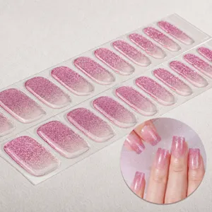 Dettaglio di adesivi per unghie in gel UV semi-polimerizzato, con rosa sfumato glitter.