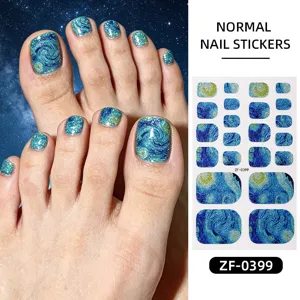 Vue détaillée d'autocollants d'ongles d'orteil étoilés au dégradé bleu scintillant.