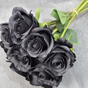 Nahaufnahme des künstlichen schwarzen Rosenstrauchs mit realistischen Stoffblättern und Stielen.