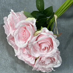 Detailaufnahme des künstlichen rosa Rosenstrauchs, Nahaufnahme von Seidenblumen für die Dekoration.