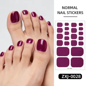 Detailansicht einfarbige dunkelrote Zehennagelsticker, glänzende wasserdichte Nagelfolie.