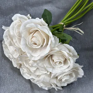 Nahaufnahme von künstlichen weißen Rosen im 9-Kopf-Strauß, ideal für Hochzeits- und Heimdeko.
