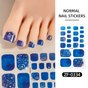 Détail d'autocollants d'ongles d'orteil d'été étoilés bleus, design dégradé lune et étoiles.