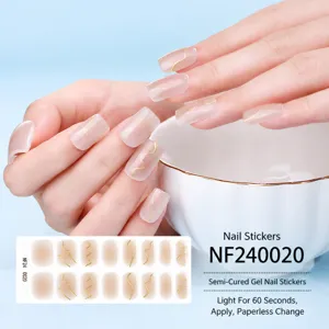 Sticker per unghie in gel UV semi-polimerizzato con base nude e linee ondulate d'oro.