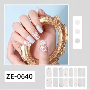 Vista dettagliata di wrap per unghie glitterati floreali bianchi 3D, adesivi per manicure.