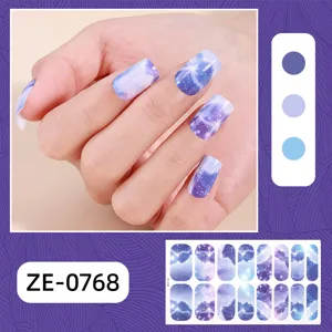 Set di adesivi per unghie galassia con sfumatura blu e viola brillante per manicure alla moda.
