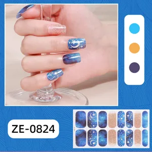 Dettaglio adesivi per unghie cielo stellato, set manicure glitter blu luna e stelle per donna.