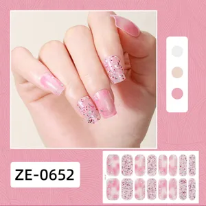 Dettaglio adesivi per unghie rosa glitter con pellicole 3D scintillanti sul modello.