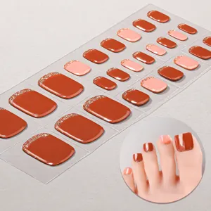 Vista dettagliata degli adesivi per unghie dei piedi in gel UV glitterato, finitura liscia.