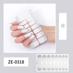 Gedetailleerd overzicht van nagelstickers met wit-zilveren glansverloop en fijne textuur.