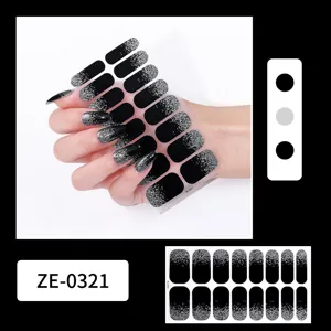 Close-up van nagelstickers met zwart en zilver glitterverloop en fijne textuurweergave.