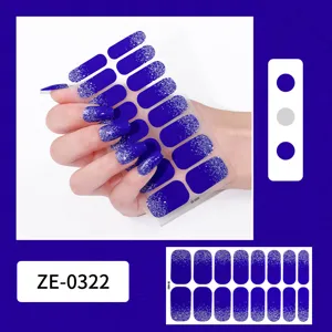 Detail van blauwe glitter nagelstickers met verloop, glanzende volledige nagelfolies voor dames.