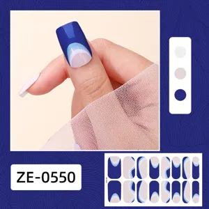 Detalle de pegatinas de uñas onduladas azules francesas con aplicación en mano y colores.