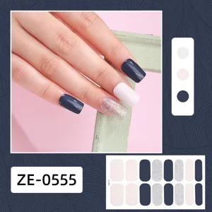 Vista detallada de la hoja de pegatinas de uñas con estilos de purpurina azul y blanca.