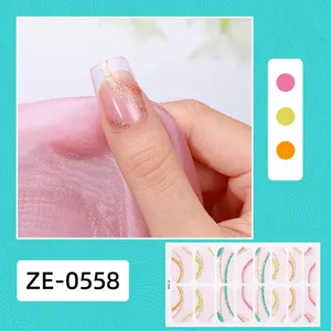 Vista detallada de pegatinas de uñas rosas brillantes con elegantes remolinos dorados.