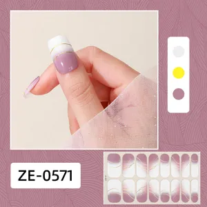 Vista detallada de elegantes pegatinas de uñas degradadas moradas con lámina de oro, chic.