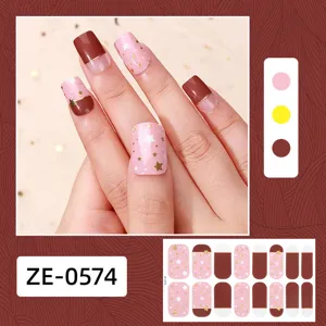 Calcomanías de uñas francesas rosas y marrones con estrellas doradas para manicura.