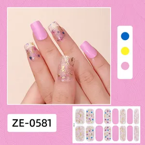 Vista detallada de pegatinas de uñas con purpurina y bonitos motivos de mariposas.