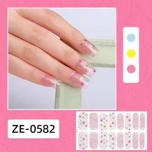 Vista detallada de pegatinas de uñas francesas florales brillantes de moda con lámina de oro.
