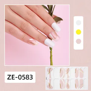 Pegatinas de uñas francesas minimalistas con lámina de oro, diseño elegante con detalles claros.