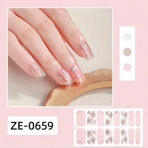 Vista dettagliata di adesivi per unghie glitterati lucidi con strass per una manicure chic.