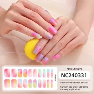 Dettaglio di adesivi per unghie in gel semi-polimerizzato con design sfumato rosa e giallo.