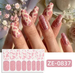 Adesivi per unghie rosa con stampa mucca e glitter scintillanti, nail art 3D per donne alla moda.