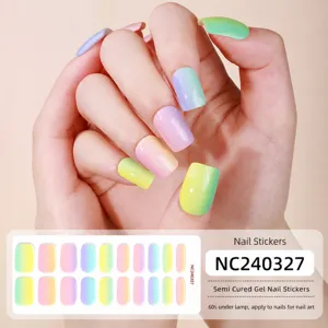 Vista dettagliata degli adesivi per unghie in gel semi-polimerizzato colorati per manicure.