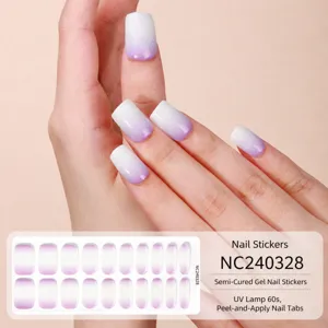 Vista dettagliata di strisce di gel semi-indurito sfumato francese, effetto viola bianco.