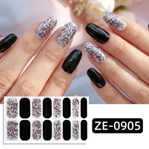 Vista dettagliata di adesivi per unghie con glitter neri e colorati, elegante stile 3D.