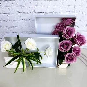 Künstliche Rosen Blumenstrauß in weißen Geschenkschachteln für Hochzeit und Dekoration.
