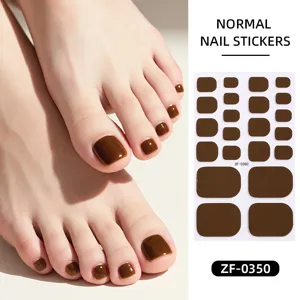 Detail van effen bruine teennagelstickers, glanzende nagelkunst wrapfolie voor vrouwen