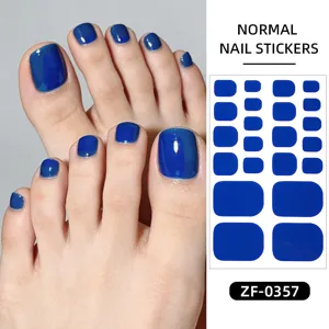 Effen blauwe teen nagelstickers met een plakachterkant, gedetailleerd overzicht van nail art.