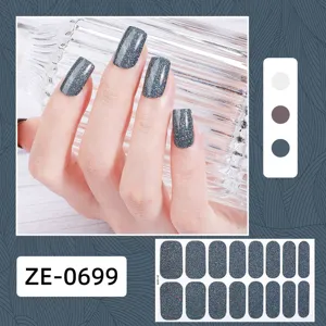Vue de détail d'autocollants d'ongles gris pailletés montrant une texture brillante et tendance.