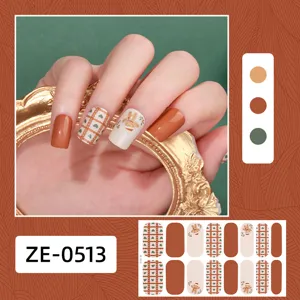 Detailansicht von Weihnachtssticker Nagelfolie mit süßen Lebkuchenmotiven in herbstlichen Farben.