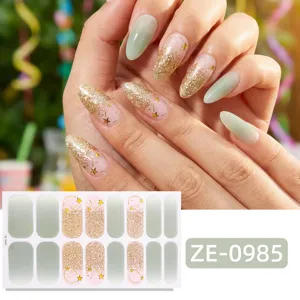 Vista detallada de pegatinas de uñas con purpurina degradada, estrellas y verde mate.